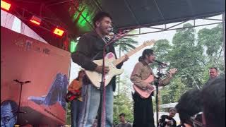 Download lagu Biru Baru - Menari dengan Bebas (Live at Selasar Teater Jakarta TIM, Jakarta 18/10/2025)