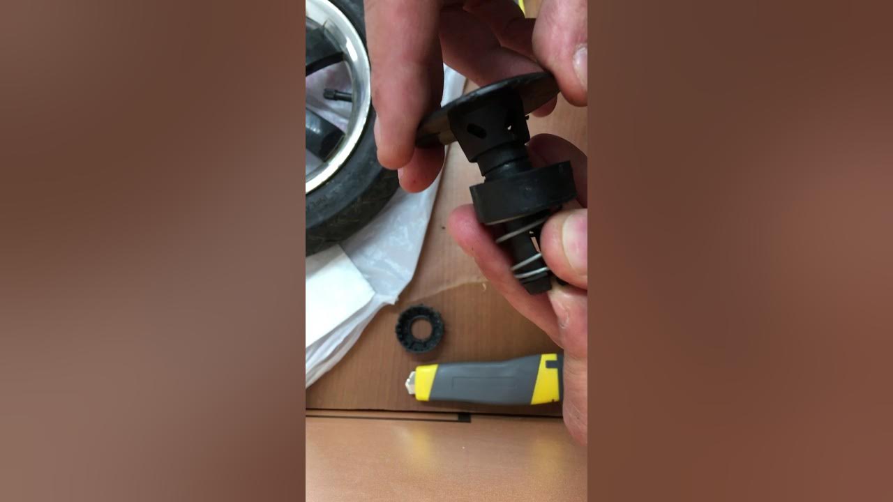 Как снять колесо с коляски