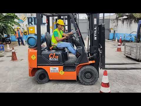 Curso Operador (a) de Empilhadeiras - Aluna mulher na prática de Itacoatiara