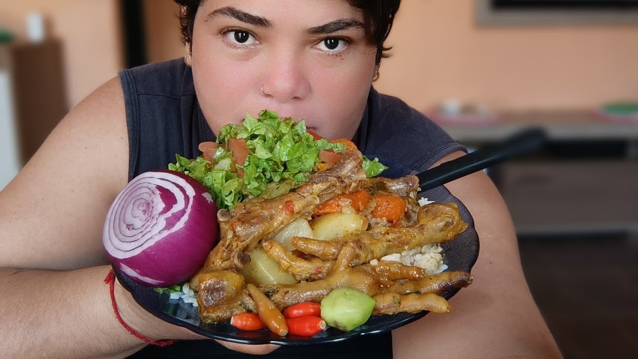 #COMENDO COM A POLY MUKBANG|pé de galinha com batata e cenoura 😋 amo😍