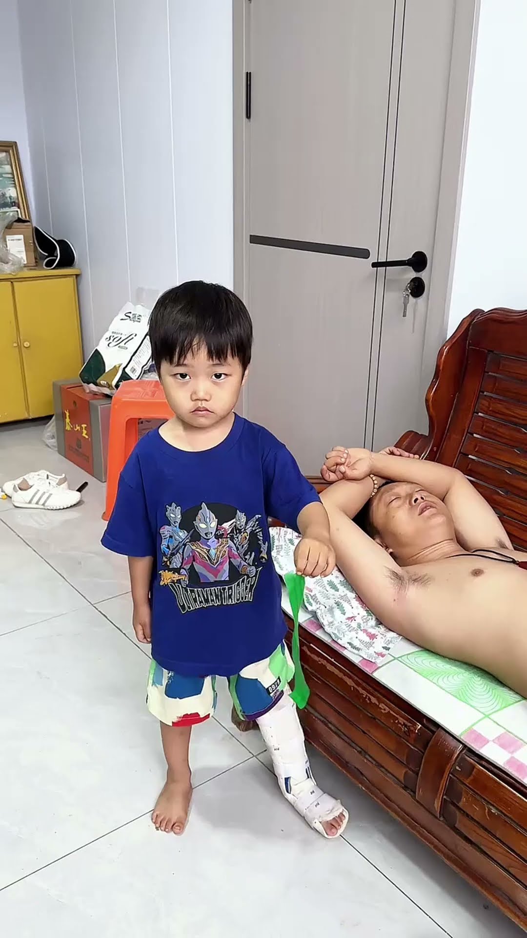 爸爸又在睡懒觉，逗逗他！#Cute baby#Cute#呆萌小米宝#聪明宝宝#萌娃