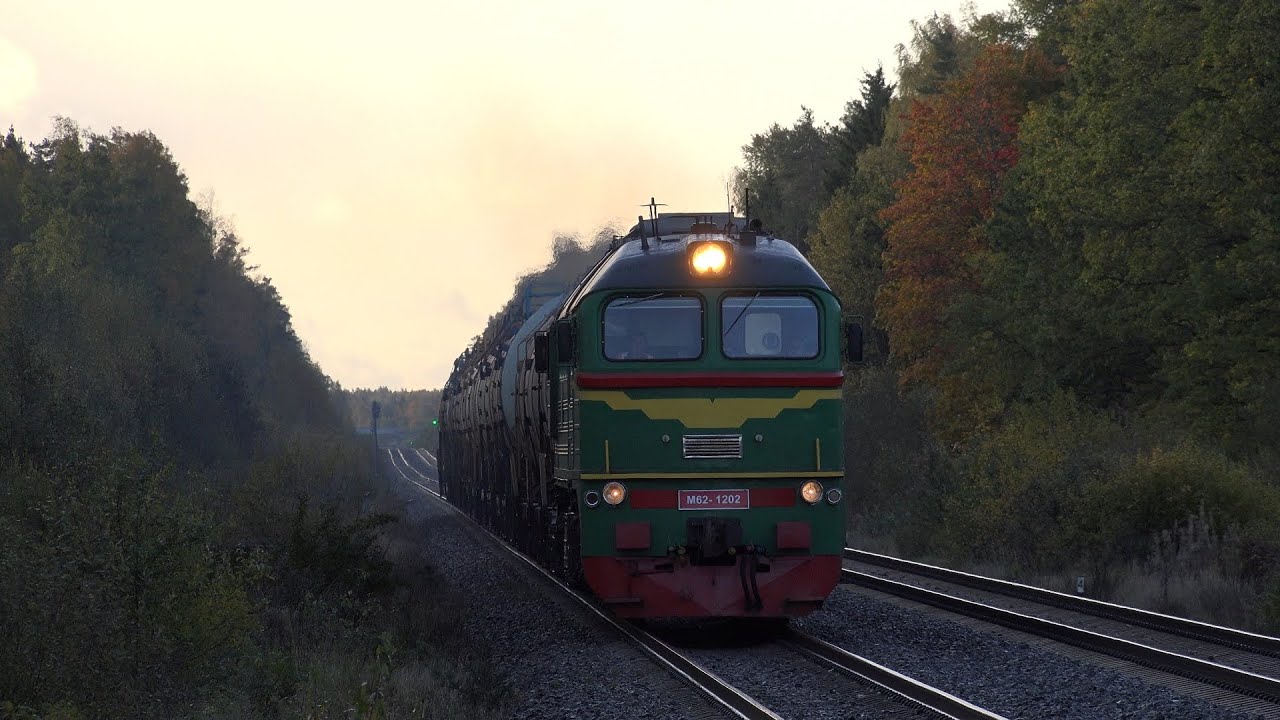 Тепловоз М62-1202 с грузовым поездом / M62-1202 with freight train
