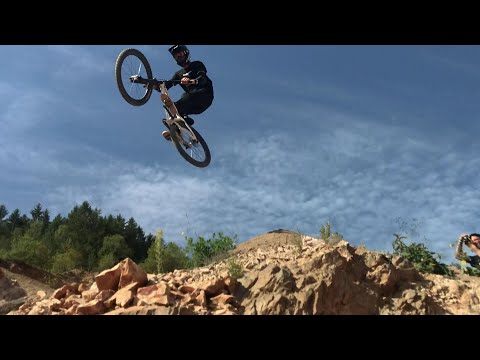 Mountainbike-Action im Steinbruch