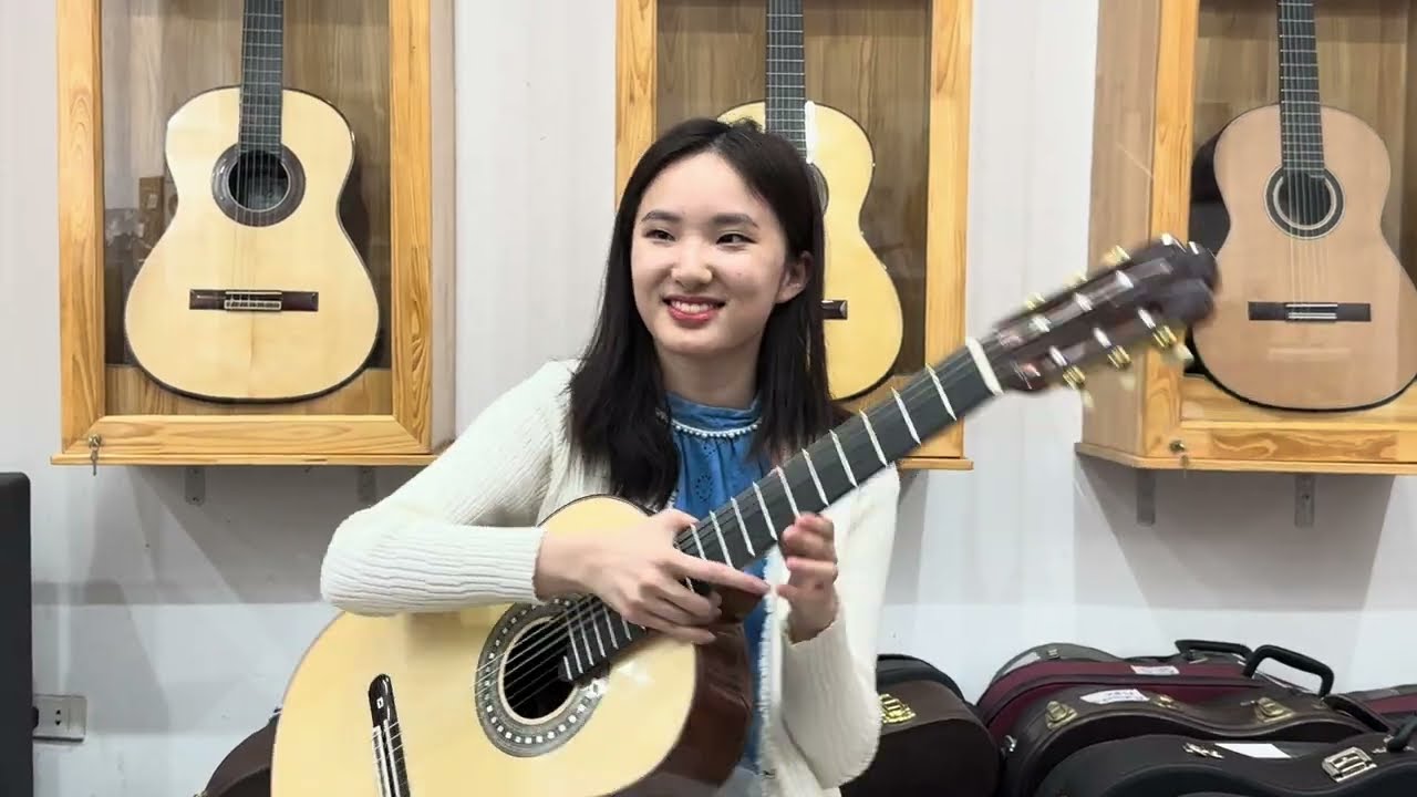 Các nghệ sĩ nổi tiếng đến thăm Show room Emotion và chơi trên Guitar Joluck C9