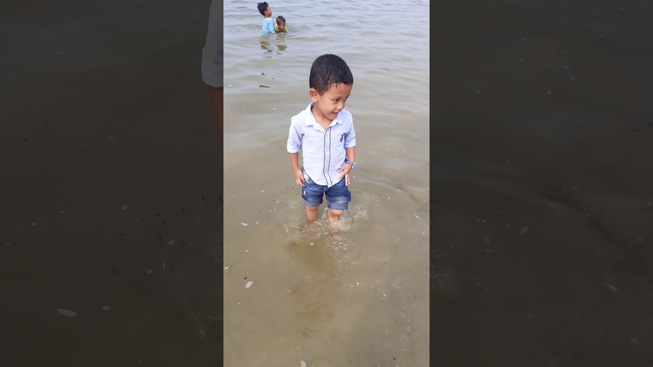 Edisi nemenin anak  main air di  pantai  YouTube