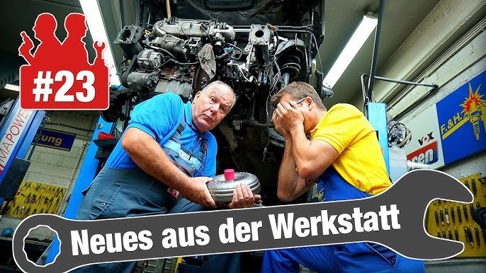 Wechseln Sie Den Neuen Kfz-Generator Mit Hand in Der Werkstatt Oder Im Kfz-Reparaturzentrum  Als Kfz-Basiskonzept Dunkler Ton Stockbild - Bild von einheit, industriell:  159152423