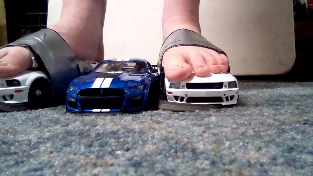 giantess feet crush car