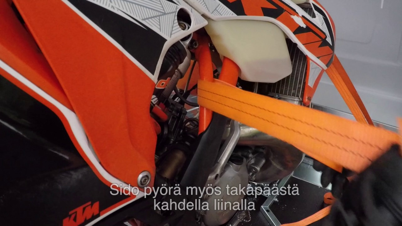 Moottoripyörän kuljettaminen peräkärryssä