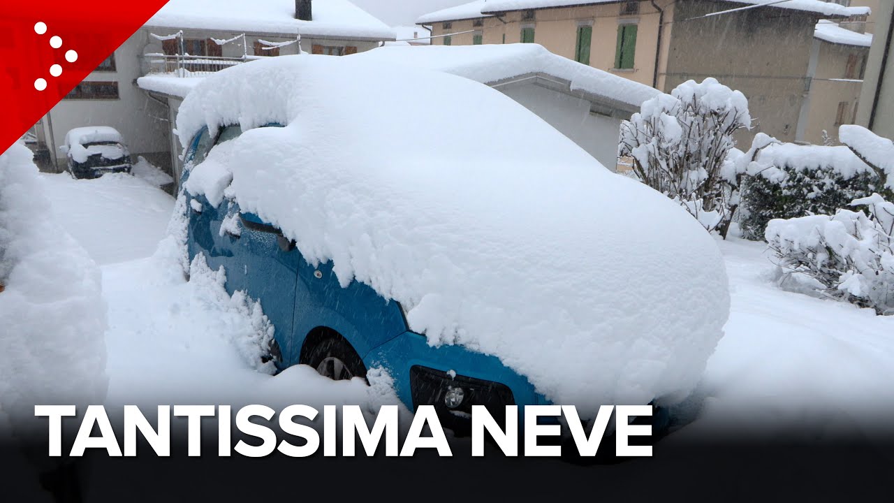 Forte nevicata sull'Appennino emiliano: oltre mezzo metro a Castelnovo ne' Monti. Blackout e disagi