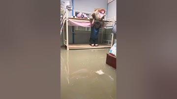 Bão lũ nước tràn ngập vào nhà #shorts