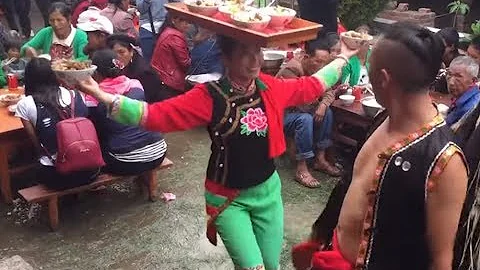 结婚摆酒席见多了，但你见过这样的上菜方式吗 - 天天要闻