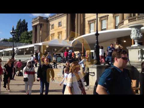 Setelah Liat Daleman Istana Buckingham Palace, Nyantai di Belakang #footages #people