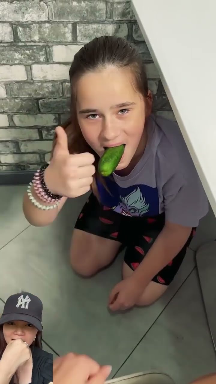 Kakak makan permen adek makan sayur ⁉️