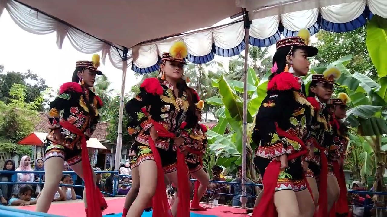 Kelap- Kelip lampu di kapal,, Detik-Detik penari mendem heboh - Dolalak Arum Manis.