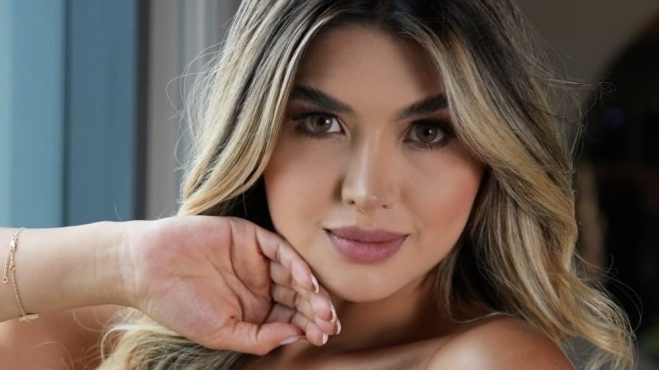 Lina Esmeralda : Stunning Plus Size Curvy Fashion Model Biography, Wiki