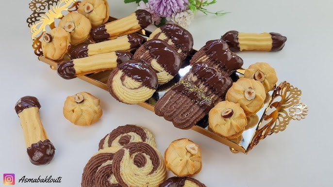 Curieux Petit Four D'ouverture Bébé à La Maison Dans La Cuisine. Boutons Du  Four. Petit Aide Pour Maman. Sécurité Et Banque De Vidéos - Vidéo du  nourriture, fille: 227474402