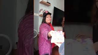 Rara Bagi-Bagi Cokelat Dihari Valentine