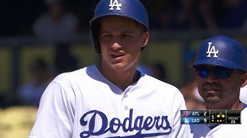 ATL@LAD: Seager lifts a bloop single for an RBI