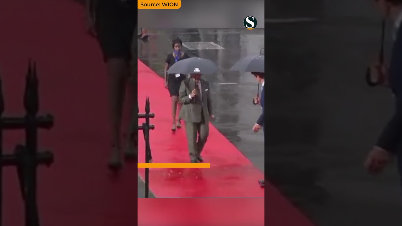 Pakistan PM Sharif Takes Umbrella, Leaves Protocol Officer to Get Drenched in Rain 