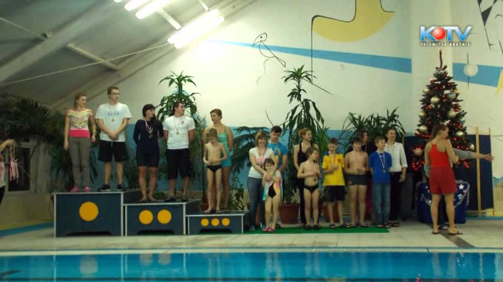 Łapanie karpia w basenie newspaper mockup