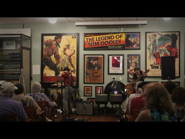 Смотреть «Brown Mountain Lightning Bugs - I am the Waves - Live on Piedmont Folkways» на YouTube Смотреть «Brown Mountain Lightning Bugs - I am the Waves - Live on Piedmont Folkways» на YouTube