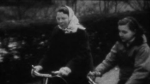 Prinsessen Beatrix en Prinses Irene op de fiets naar school (1947)