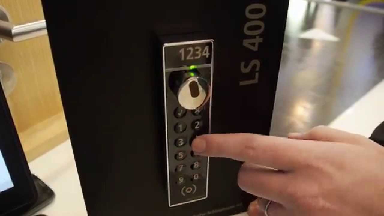 Checking a guest in remotely or at the front desk with digital keys