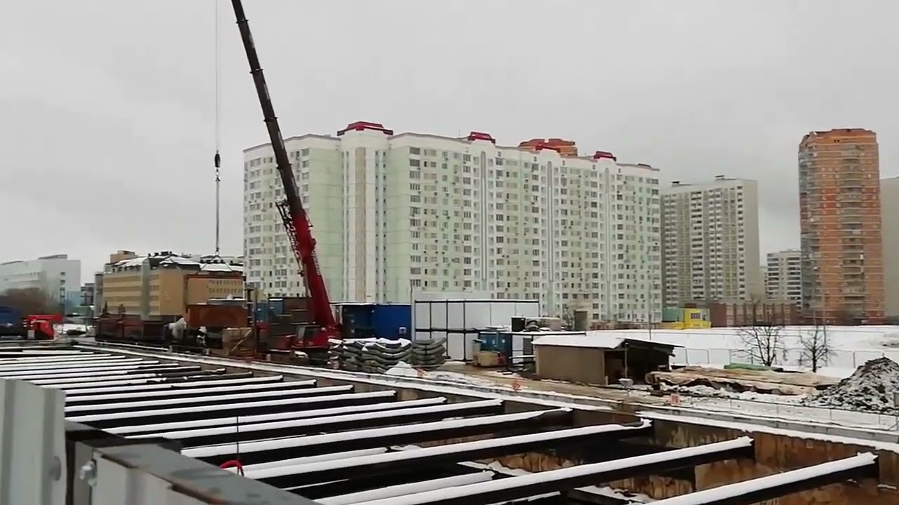 Подача тюбингов и выгрузка грунта на площадке Университет Дружбы Народов Троицкой линии