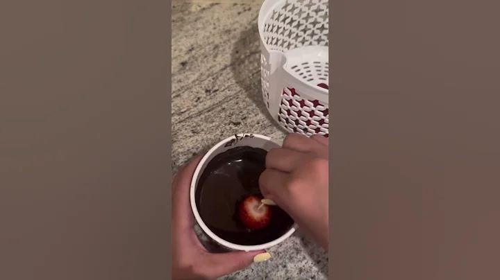 make chocolate covered strawberries with me ❤️🍫🍓#preppy #snack #strawberry #asmr