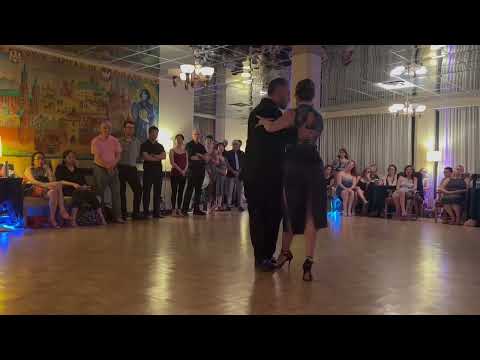 Tango - Vanessa Jardim e Mario Sergio bailam Mañana no Estaras por Carlos di Sarli na Milonga Ocho.