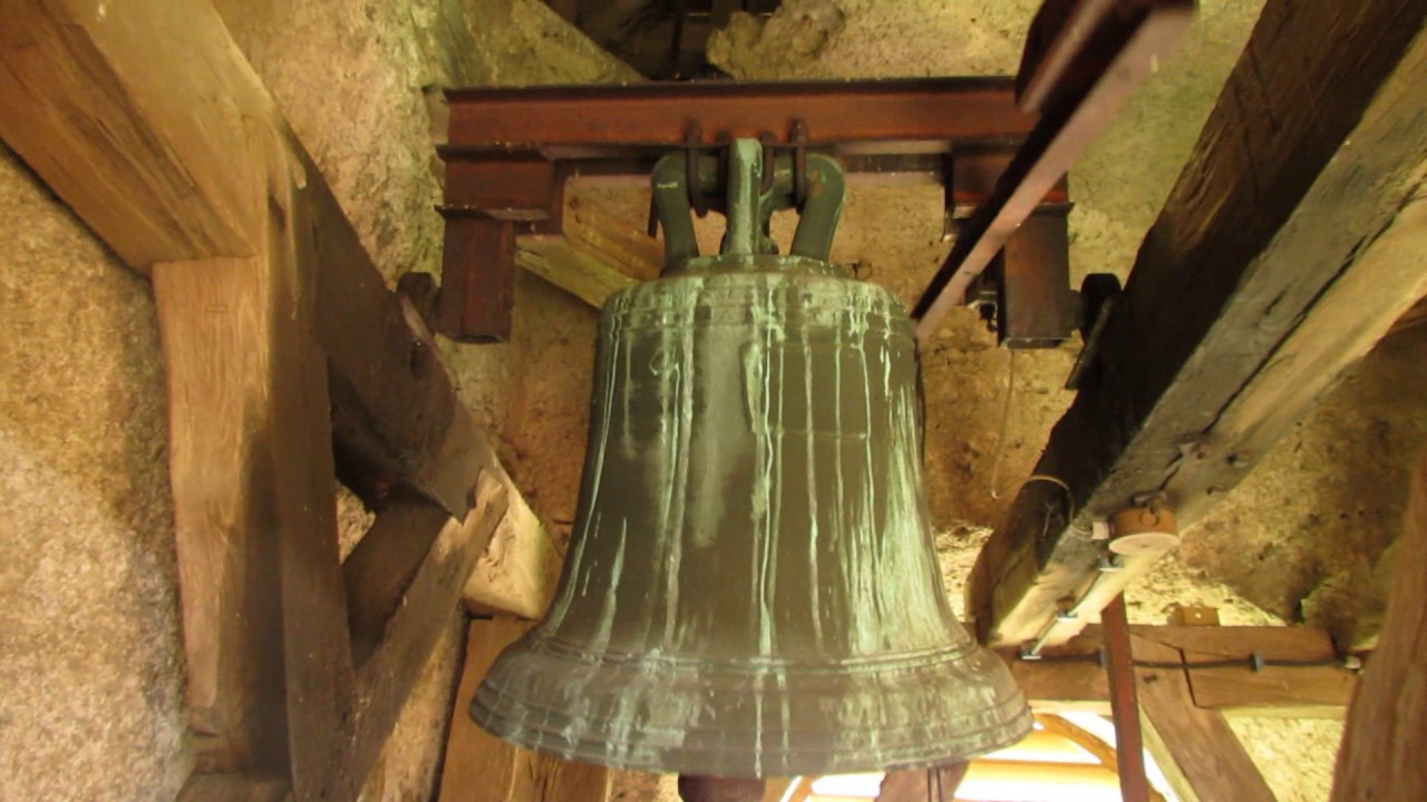 SZIN (H) - A református templom történelmi harangja lekötött nyelvvel / Historische Glocke