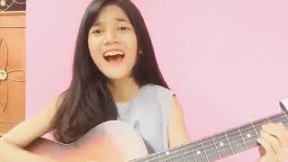 Cewek Cantik Main Gitar