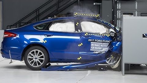 2017 Ford Fusion passenger-side small overlap crash test (extended footage)