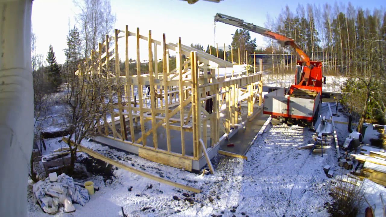 Autotallin rakennusta