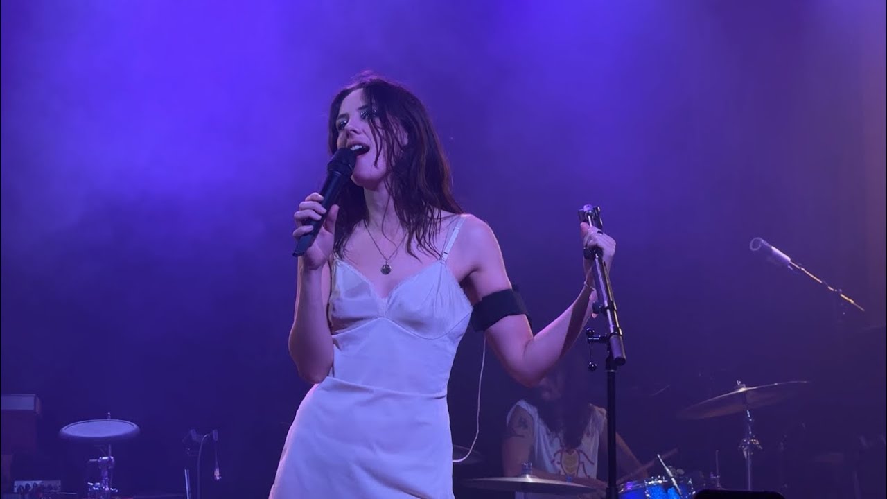 Wolf Alice closing their incredible LA show with the classic Don’t Delete the Kisses - July 22, 2025