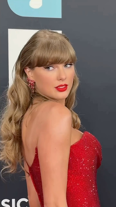 Taylor Swift at the 67th Grammy Awards, obviously in red ❤️❤️