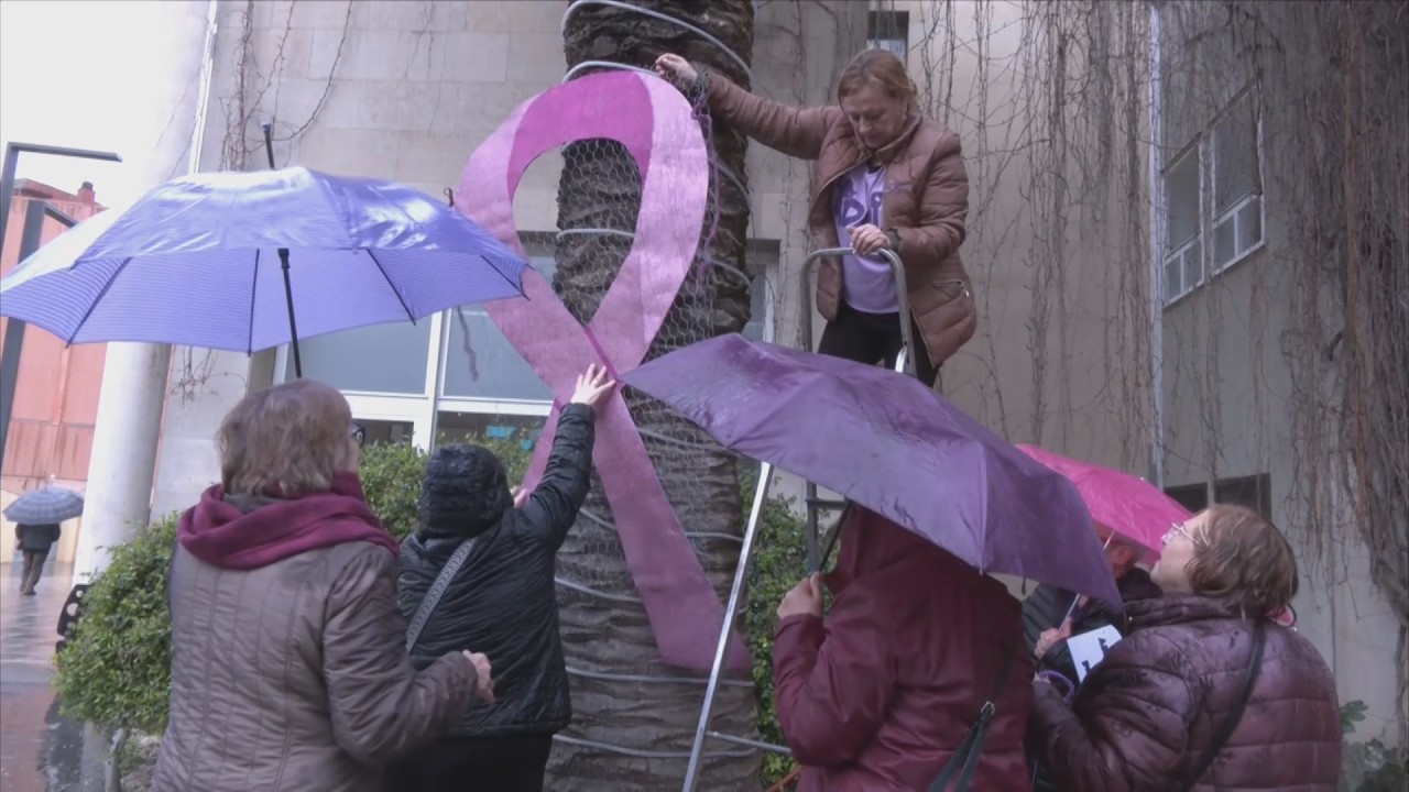 Montmeló encamisa els arbres de la plaça de la Vila per denunciar la desigualtat de gènere