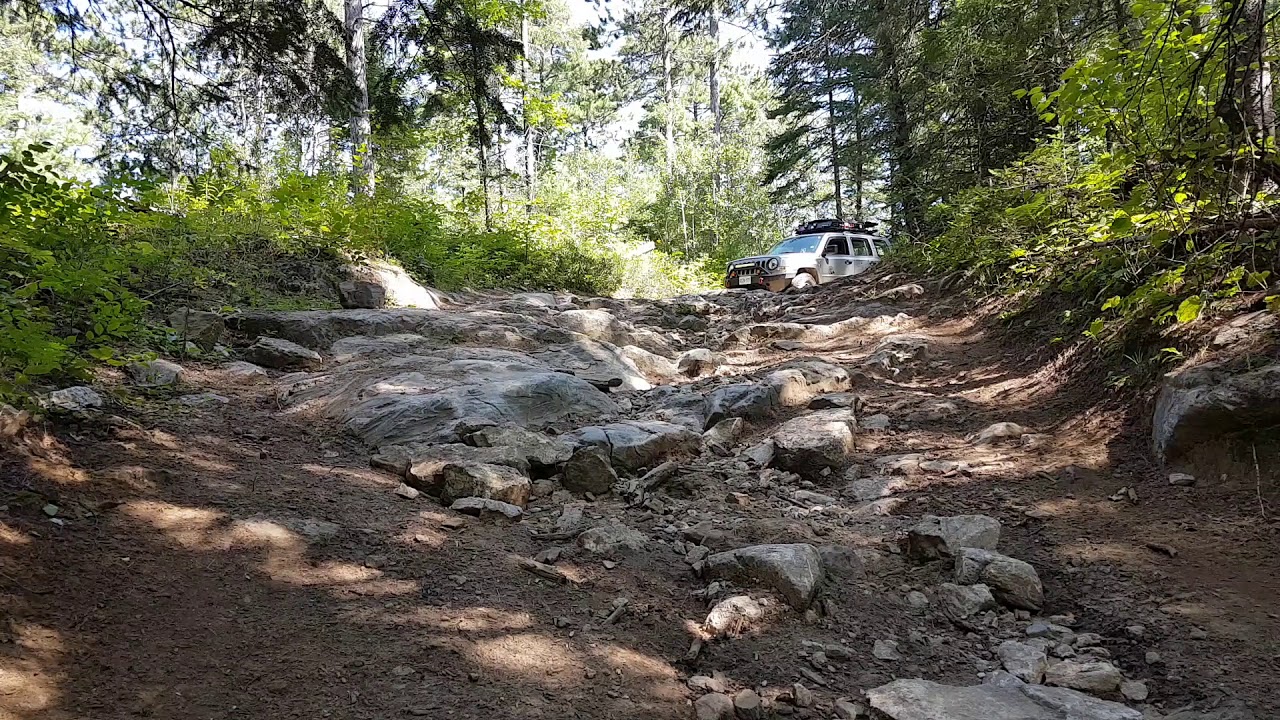 Jeep Patriot offroad rock descent