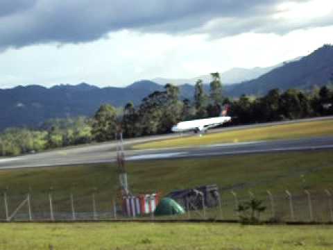 continuous takeoffs and landings on runway 36, skrg-mde (Jose Maria Cordova)