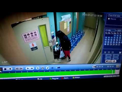 【令人髪指！】網上流出上月尾醫院CCTV，女子從職員通道步出後疑將多個口罩袋走