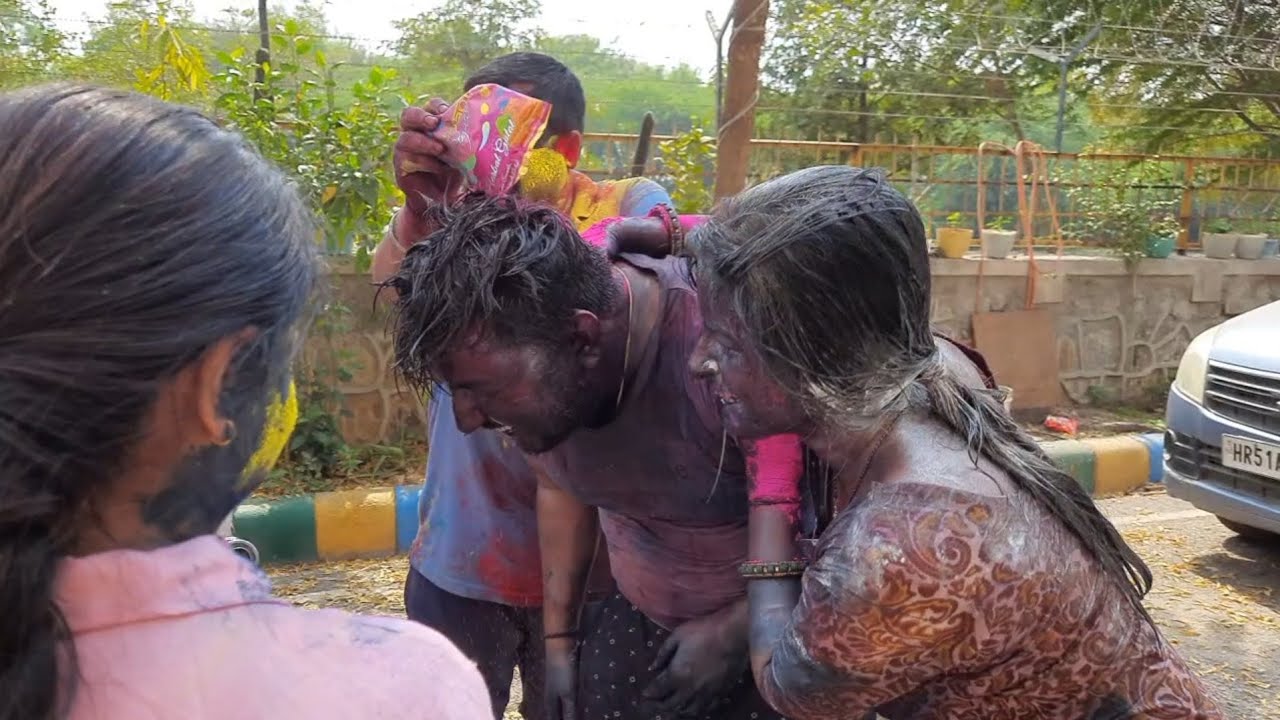 भाभी देवर और नंदोई की खतरनाक होली🤪|सबने मिलकर पतिदेव को दबोच ही लिया🤪अंडा किचड कुछ भी नही छोडा🤮#holi