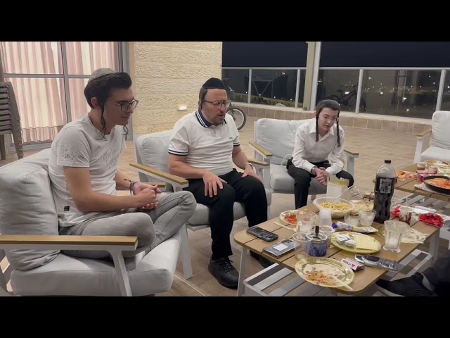 ליפא שמלצר בנצי קלצקין וושלומי בארענשטיין נפגשו.....
