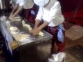 Chino haciendo tallarines en feria internacional de pueblos de fuengirola