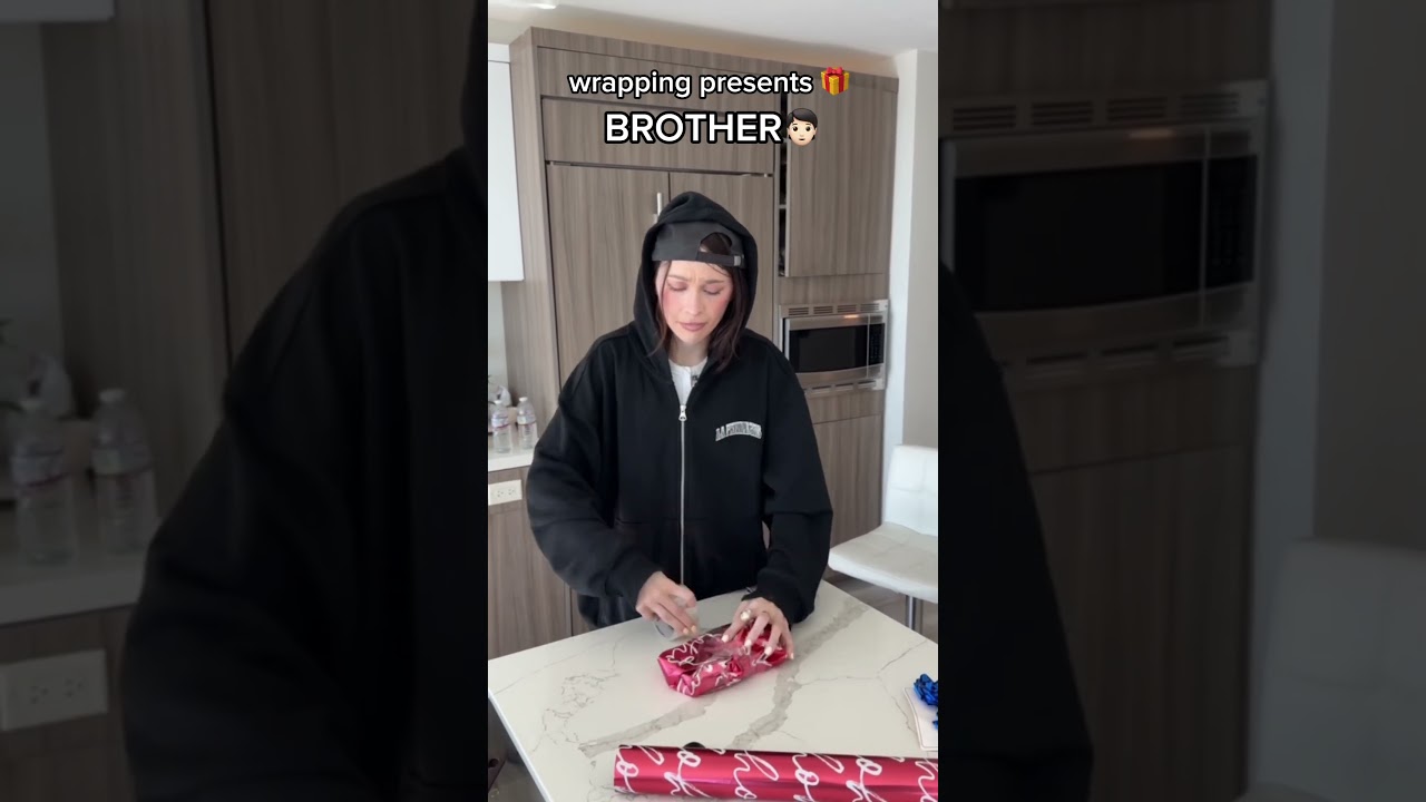 MY FAMILY WRAPPING PRESENT 🎁 #elsarca #tiktok