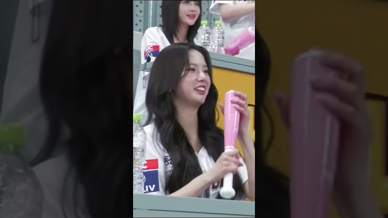 Pretty baseball fan Yujin @ Gocheok Sky Dome [230517] 