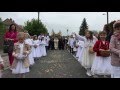Sypanie kwiatków na procesji Bożego Ciała - Zrębice 2016