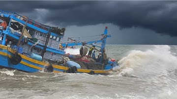 Biển Động Dữ Dội – Tàu Thuyền Đạp Sóng Ra Khơi Trong Thời Tiết Xấu | Cửa Cảng Lagi Sóng To Gió Lớn