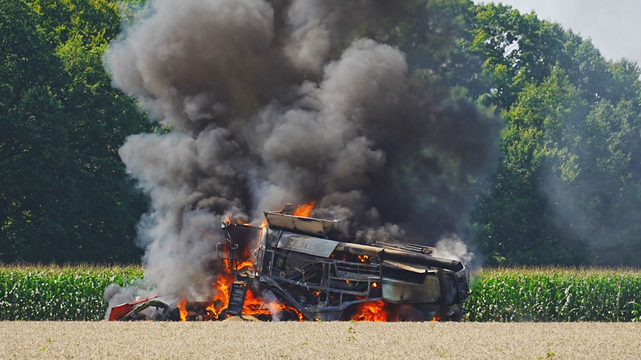 Mähdrescher gerät bei Erntearbeiten in Brand - Feuerwehr bekämpft den Vollbrand