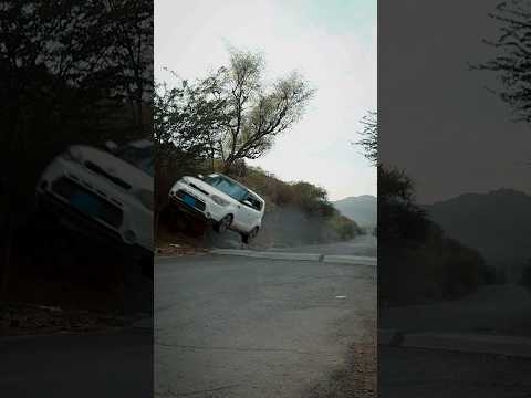 مصطفى المومري يطير بالسياره في طريق السفر بسبب المطب