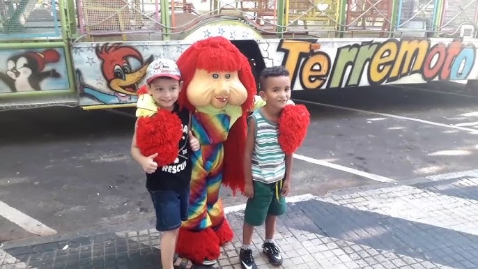 Carreta da Alegria atrai crianças e famílias patenses para a praça central  da cidade